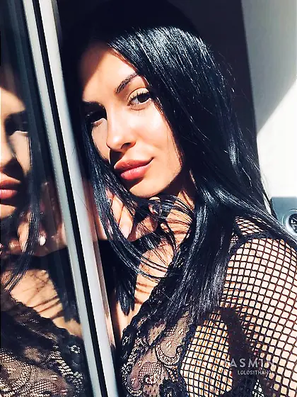 Italian brown eyes girl