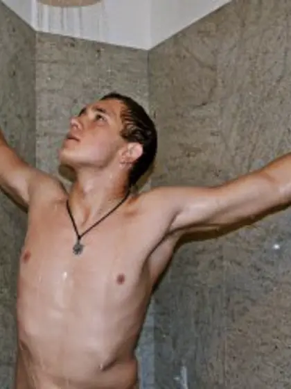 Blonde vincent perform close