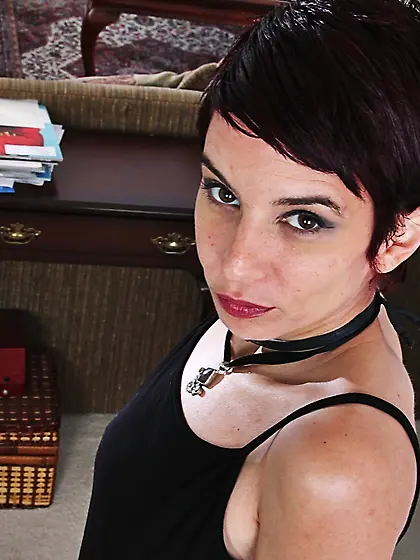 American small skinny mom