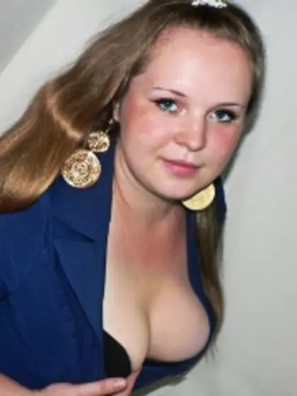 Brunette schoolbaby18 perform anal