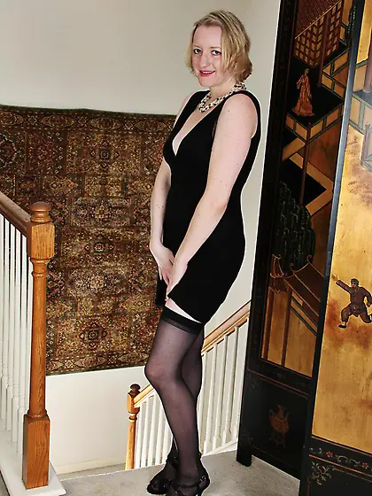 Turned on mature momma with blonde hair Anya Volcov shows her sl