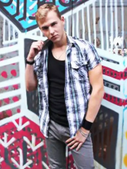 Blonde paul perform close