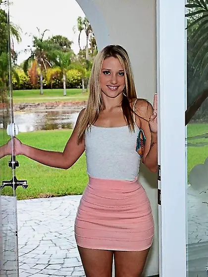 Juicy pleasure session with a sexy blondie that kisses dick