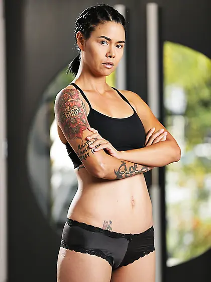 Exotic female wrestler is alone at home and can finally take off