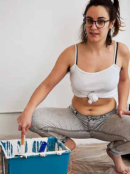 Bespectacled babe Lucia M is about to show her fingering skills