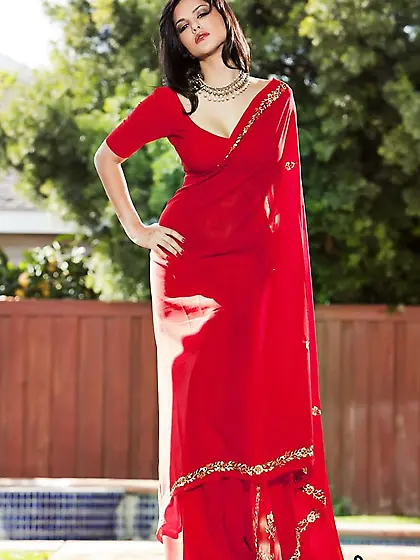 Sunny Leone strips her sexy red lingerie outdoors and shows us h