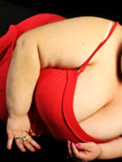 Brunette goldbbwxx perform anal