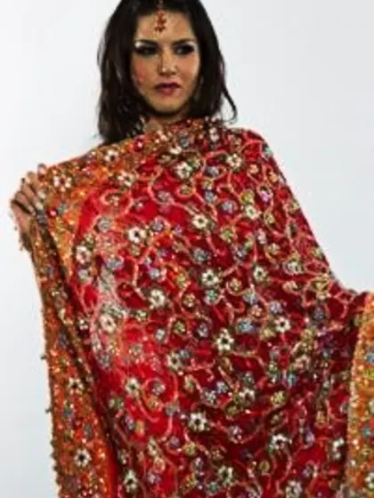 Sunny Leone takes her sexy Indian outfit off and shows us her fo