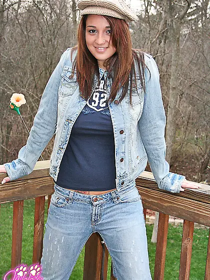 Beautiful teen chick Nikki Sims strips her blue shirt and shows