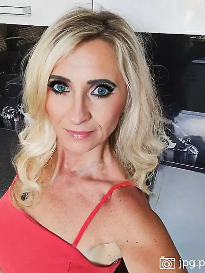 Polska milfa pokazuje cipe w necie