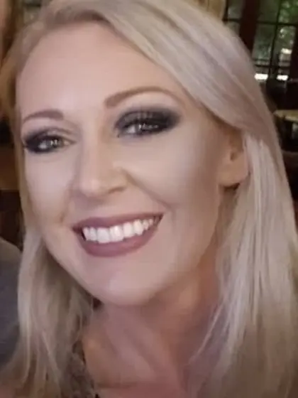 Nicole shows how bouncy her titties are on beach