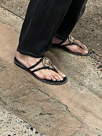 Gilfs feet at supermarket