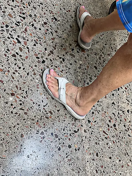 Gilfs feet at supermarket