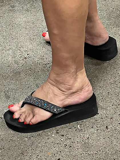Gilfs feet at supermarket