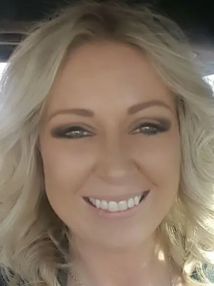 Nicole shows how bouncy her titties are on beach