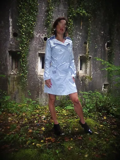 Jade - Coquine : nude under a trench - exhibition