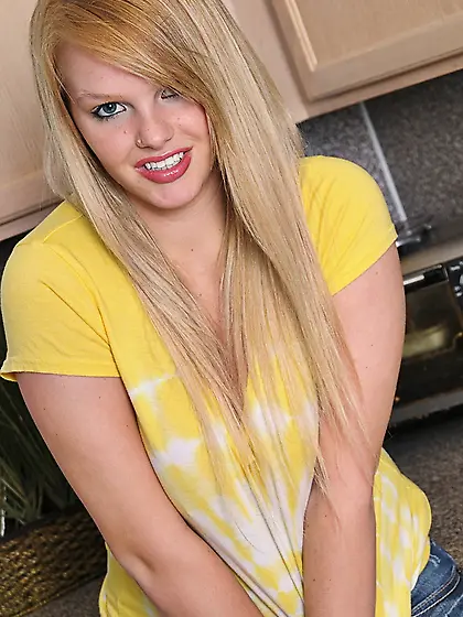 Beautiful curvy teen amateur