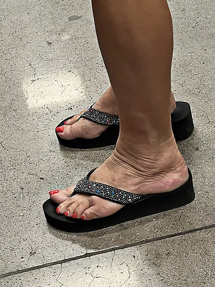 Gilfs feet at supermarket