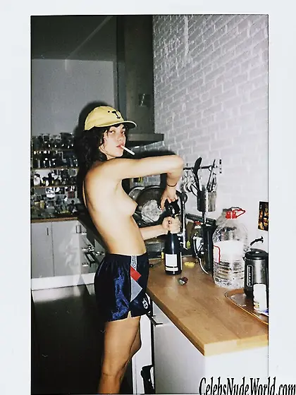 Topless pic of Steffy Argelich