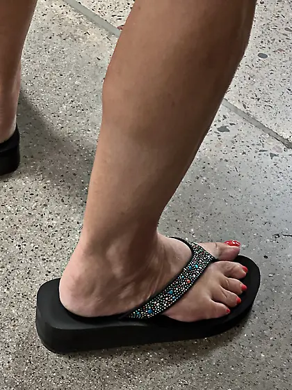 Gilfs feet at supermarket