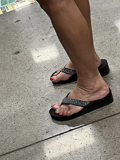 Gilfs feet at supermarket