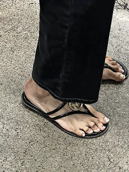 Gilfs feet at supermarket