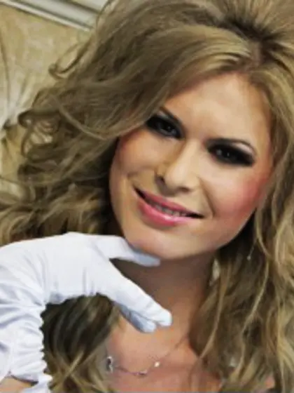 Brunette isabelle perform anal