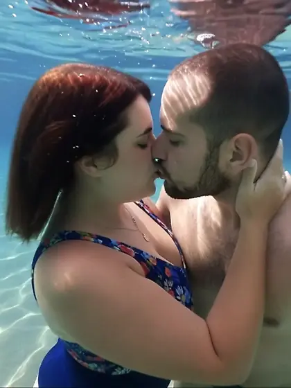 Couple sous l'eau
