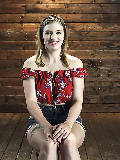 Tattooed blonde chick plays with fucking...