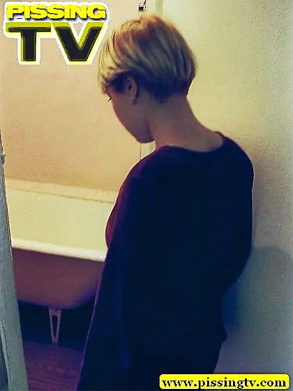 girl pissing in bath