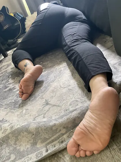 Mom candid feet