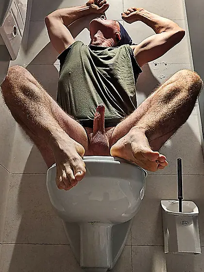 Andy Gymnast toilet rest stop lust 71