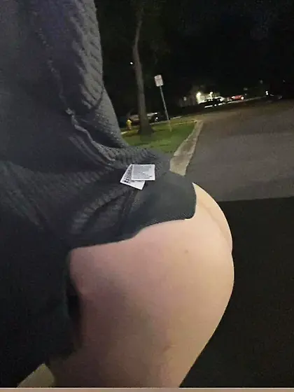 White thot loves to show off body