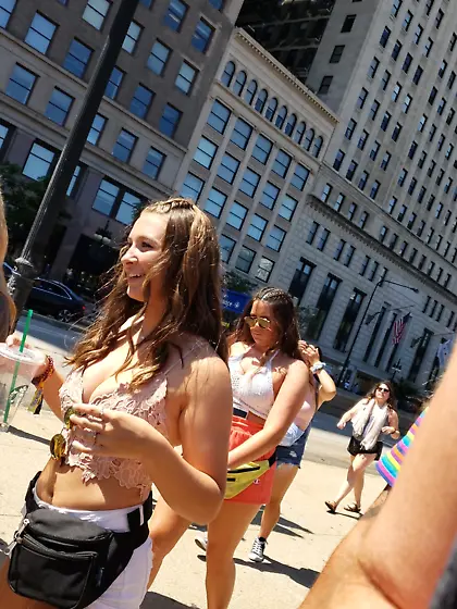 Big naturals teen cleavage