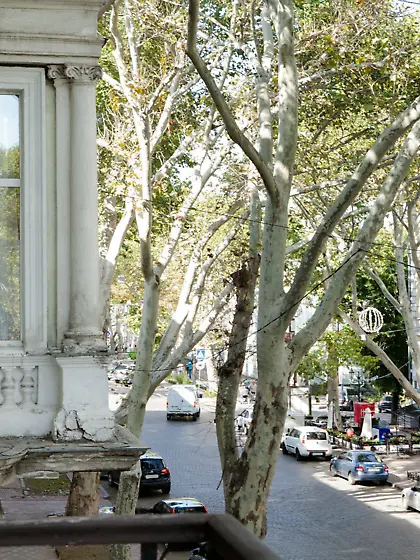 Leggy chick with a ponytail poses naked on a luxurious chair Vid