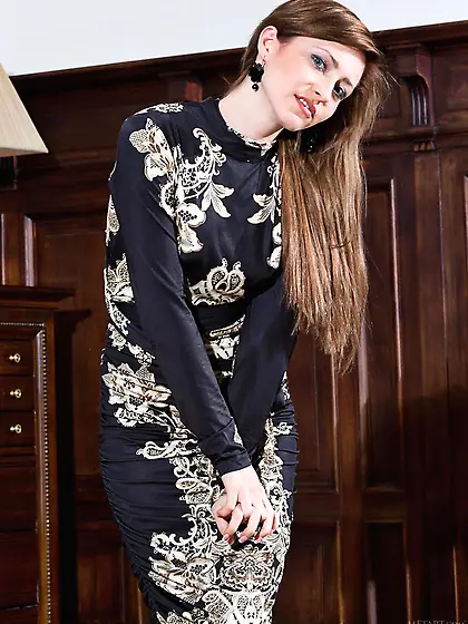 Sweet pantyhose bimbo Janelle B invites everybody to admire her