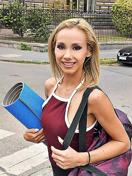 Veronica Leal seduces her guy after returning from the yoga stud