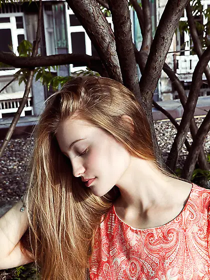 Luscious hottie peels peach