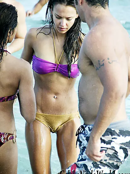 Jessica Alba's hard nipples pic