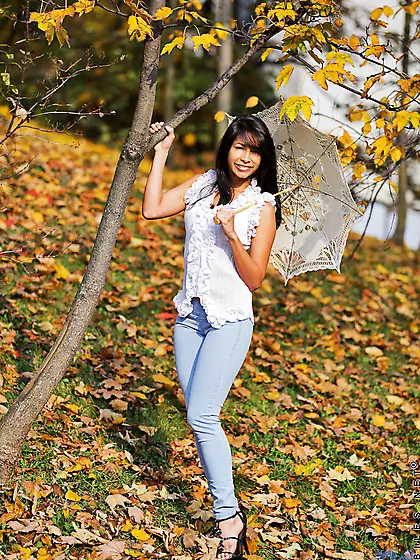 Smoking hot brunette gal Ruth Medina strips her blue jeans outdo