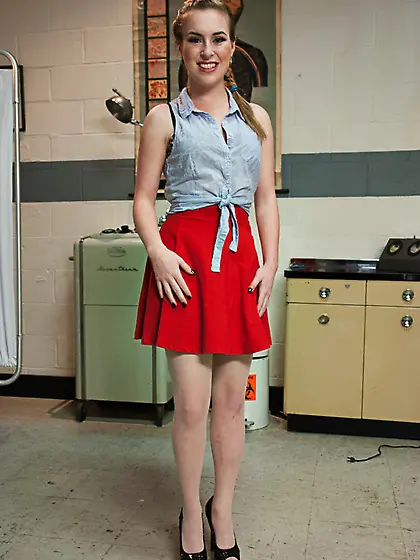 Tattooed guy ropes babe