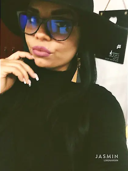 Straight webcam girl