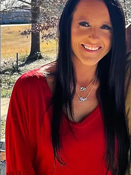 Cute Courtney wanted to show her tits for GGW