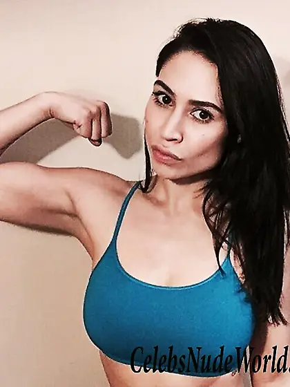 Sexy Photos of Cassie Steele