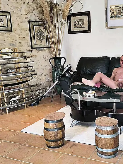 Je fais le ménage nu