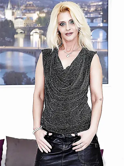 Horny milf Scarlet Mika