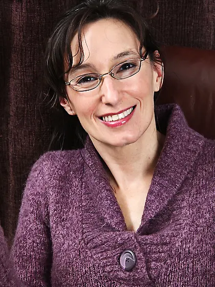 Real girl Shelly Jones is sliding hand in panty and reaches the