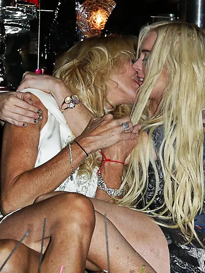 Lindsay Lohan Making Out With Her Mother (Real)