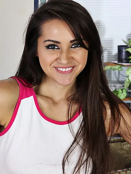 Gorgeous chick pose foxy