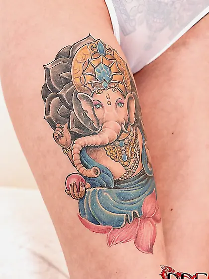 Babes with tattooed bodies and dyed hair perform naughty lesbian